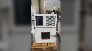 Buồng phun muối đặt trên sàn lớn để kiểm tra độ bền của lớp phủ và mạ